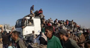 Veinte muertos al volcar un camión con ayuda humanitaria en la Franja de Gaza