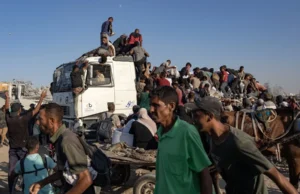 Veinte muertos al volcar un camión con ayuda humanitaria en la Franja de Gaza