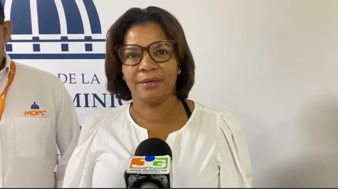 Gobernadora de Monte Plata anuncia construcción de aceras y contenes en Bayaguana y Monte Plata