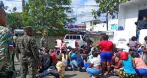 DGM detiene 67 indocumentados en operativo en el mercado de Moca