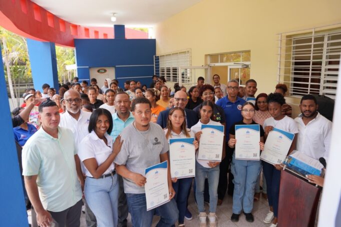 Centros Tecnológicos Comunitarios impulsan la transformación digital en Duvergé con jornada “Frontera Digital”