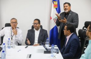 CONADIS se reúne con personas de la comunidad sorda para impulsar el aprendizaje de lengua de señas en el país