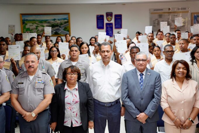 INDOTEL e INFOTEP gradúan en región Sur más de 100 oficiales policiales en habilidades digitales