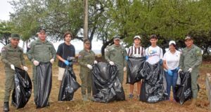 Medio Ambiente desarrolla jornada de limpieza en Boca Chica en el marco del Día Internacional de Limpieza de Playas