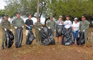 Medio Ambiente desarrolla jornada de limpieza en Boca Chica en el marco del Día Internacional de Limpieza de Playas