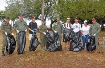 Medio Ambiente desarrolla jornada de limpieza en Boca Chica en el marco del Día Internacional de Limpieza de Playas