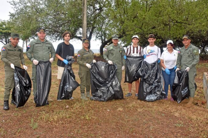 Medio Ambiente desarrolla jornada de limpieza en Boca Chica en el marco del Día Internacional de Limpieza de Playas