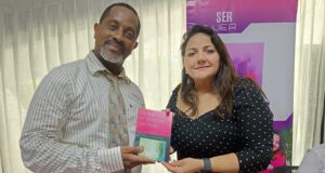 Presentan obra de poesía “Lo que oculta el amor, sus verdades” en la Feria del Libro 2025