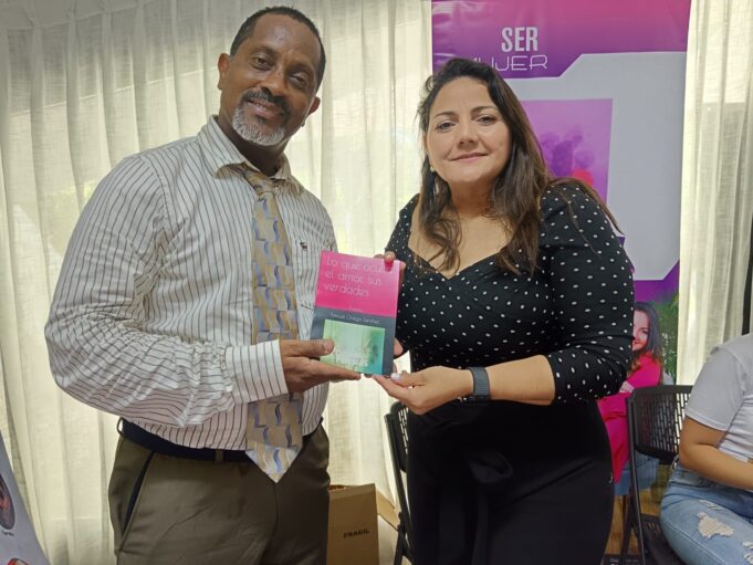 Presentan obra de poesía “Lo que oculta el amor, sus verdades” en la Feria del Libro 2025