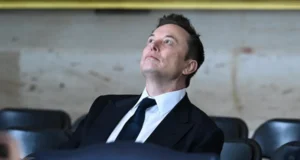 Tesla avisa que Elon Musk podría irse si no se le concede un billón de dólares en acciones