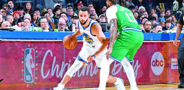 Stephen Curry anota 23 y los Warriors derrotan a los Mavericks