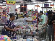 Alta afluencia marca las compras de Nochebuena en supermercados del Distrito Nacional