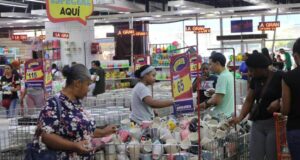 Alta afluencia marca las compras de Nochebuena en supermercados del Distrito Nacional
