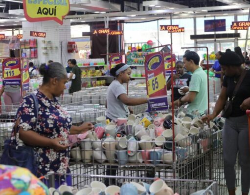 Alta afluencia marca las compras de Nochebuena en supermercados del Distrito Nacional