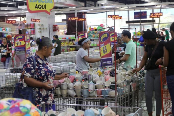 Alta afluencia marca las compras de Nochebuena en supermercados del Distrito Nacional