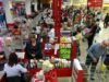 Supermercados de la capital se llenan de compradores por cena de Nochebuena