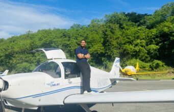 Ganador del NASA Space Apps Challenge Santiago vuela como Piloto por un día en Santo Domingo