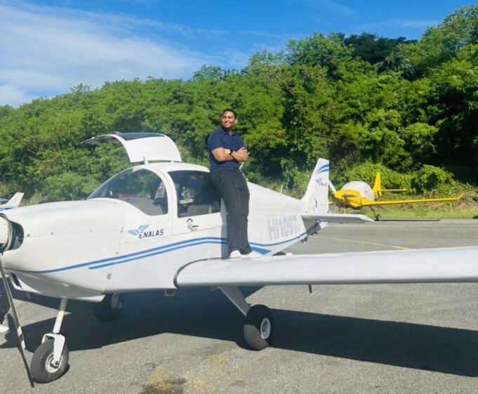 Ganador del NASA Space Apps Challenge Santiago vuela como Piloto por un día en Santo Domingo