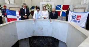 Indotel deposita ofrenda floral en el Altar de la Patria con motivo del 182 aniversario de la Independencia Nacional
