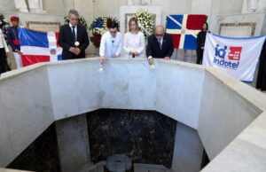 Indotel deposita ofrenda floral en el Altar de la Patria con motivo del 182 aniversario de la Independencia Nacional