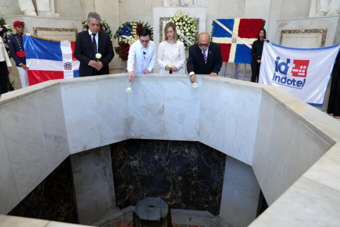 Indotel deposita ofrenda floral en el Altar de la Patria con motivo del 182 aniversario de la Independencia Nacional