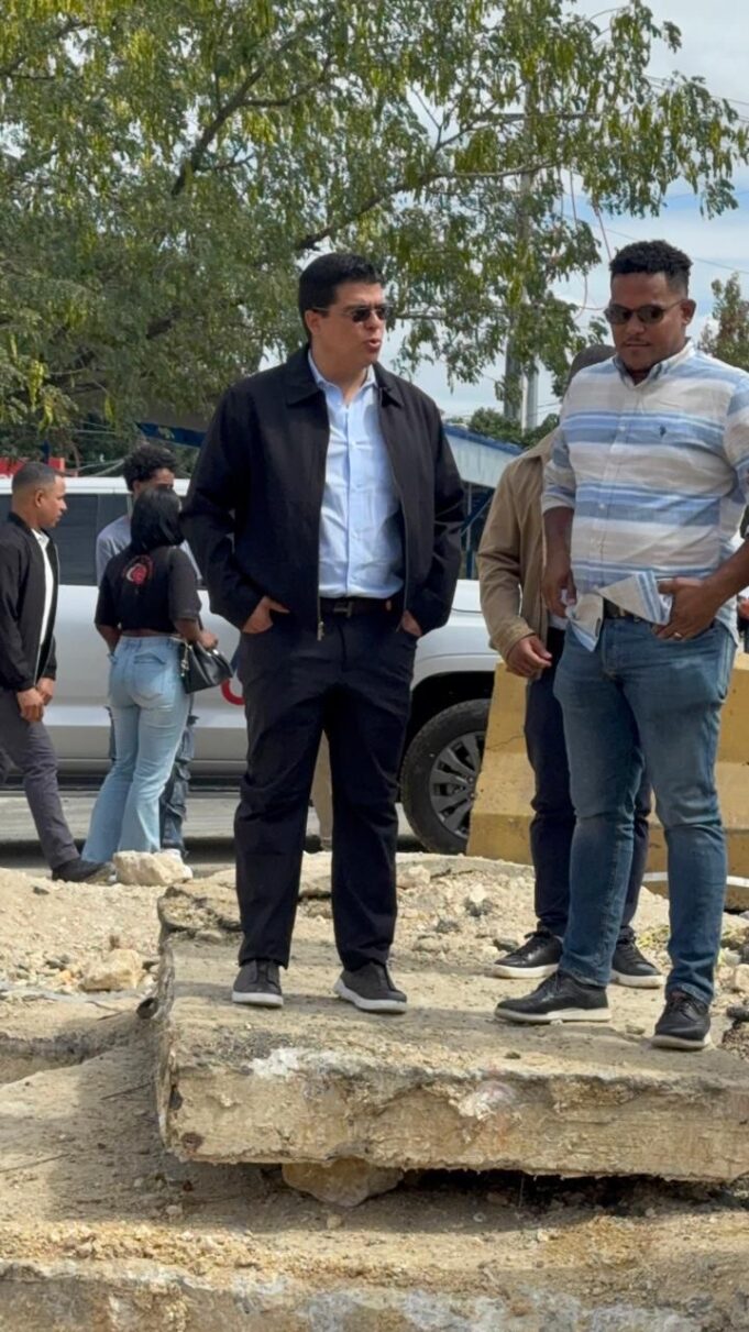 CAASD trabaja en corrección averías provocadas por empresa construye paso a desnivel en la 27 de Febrero