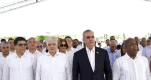 Abinader encabeza acto que honra a Peña Gómez con avenida en su nombre