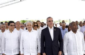 Abinader encabeza acto que honra a Peña Gómez con avenida en su nombre