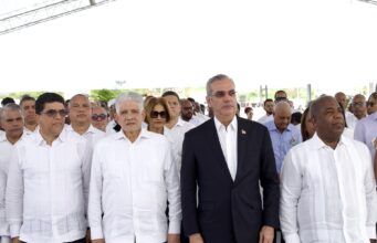 Abinader encabeza acto que honra a Peña Gómez con avenida en su nombre