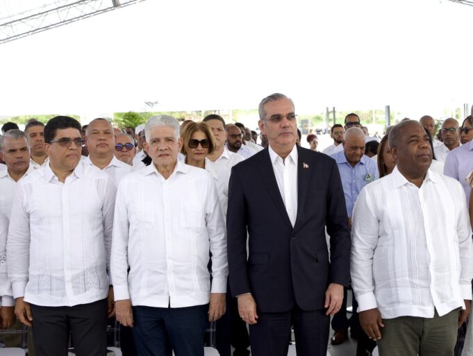 Abinader encabeza acto que honra a Peña Gómez con avenida en su nombre