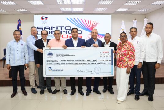 Ministro Kelvin Cruz entrega RD$178 millones más al COD para preparación de atletas