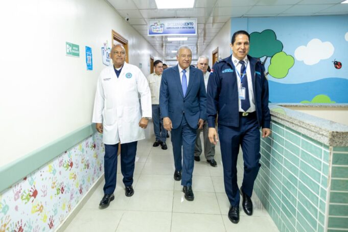 Ministro Administrativo de la Presidencia visita Hospital General Docente de la Policía Nacional