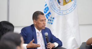 Democracia, tecnología y juventud marcan diálogo de Gómez Mazara con estudiantes de Unibe