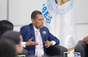 Democracia, tecnología y juventud marcan diálogo de Gómez Mazara con estudiantes de Unibe