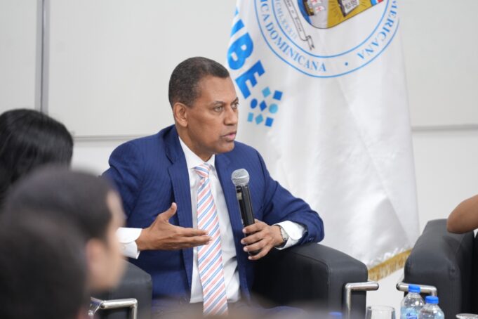 Democracia, tecnología y juventud marcan diálogo de Gómez Mazara con estudiantes de Unibe
