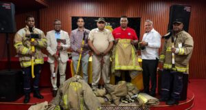 Concejal de Nueva Jersey dona uniformes y equipos de salvamento a Bomberos Ayuntamiento SDE