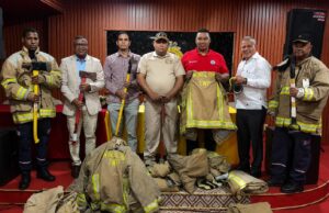 Concejal de Nueva Jersey dona uniformes y equipos de salvamento a Bomberos Ayuntamiento SDE