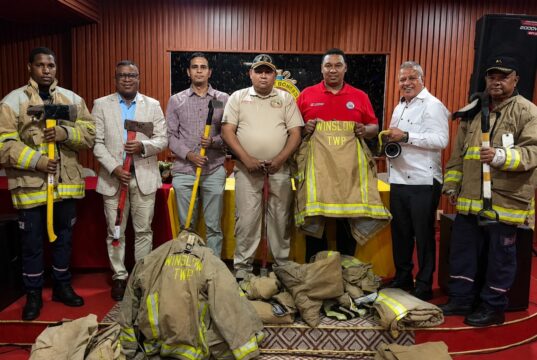 Concejal de Nueva Jersey dona uniformes y equipos de salvamento a Bomberos Ayuntamiento SDE
