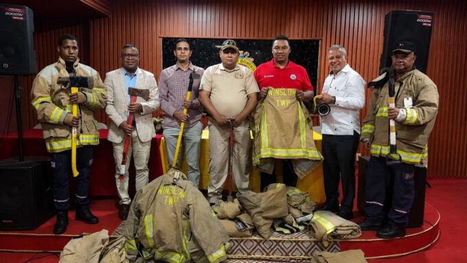 Concejal de Nueva Jersey dona uniformes y equipos de salvamento a Bomberos Ayuntamiento SDE
