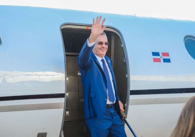 Presidente Luis Abinader regresa al país y se reintegra de inmediato a sus labores en el Palacio Nacional