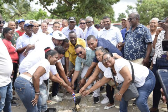 Alcaldía de La Caleta inicia importantes obras de aceras y contenes con fondos entregados por el presidente Luis Abinader