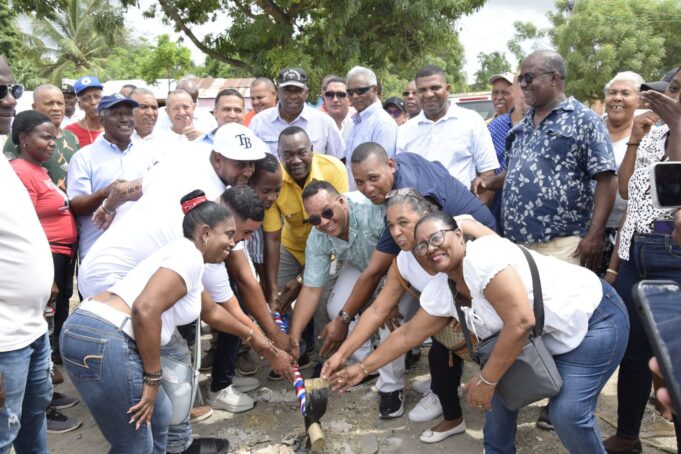 Alcaldía de La Caleta inicia importantes obras de aceras y contenes con fondos entregados por el presidente Luis Abinader