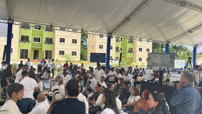 Abinader entrega 700 apartamentos del Plan Familia Feliz en Santo Domingo Norte