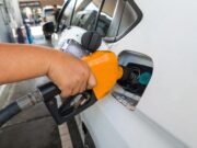 Gobierno congela precios de combustibles esenciales