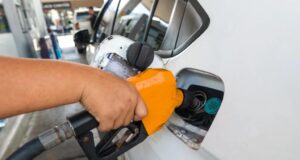 Gobierno congela precios de combustibles esenciales