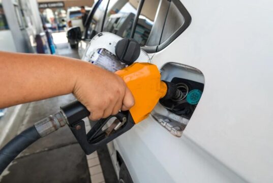 Gobierno congela precios de combustibles esenciales