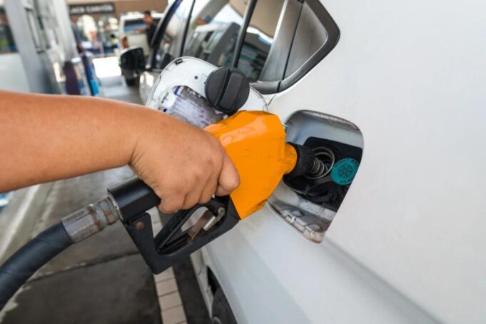 Gobierno congela precios de combustibles esenciales
